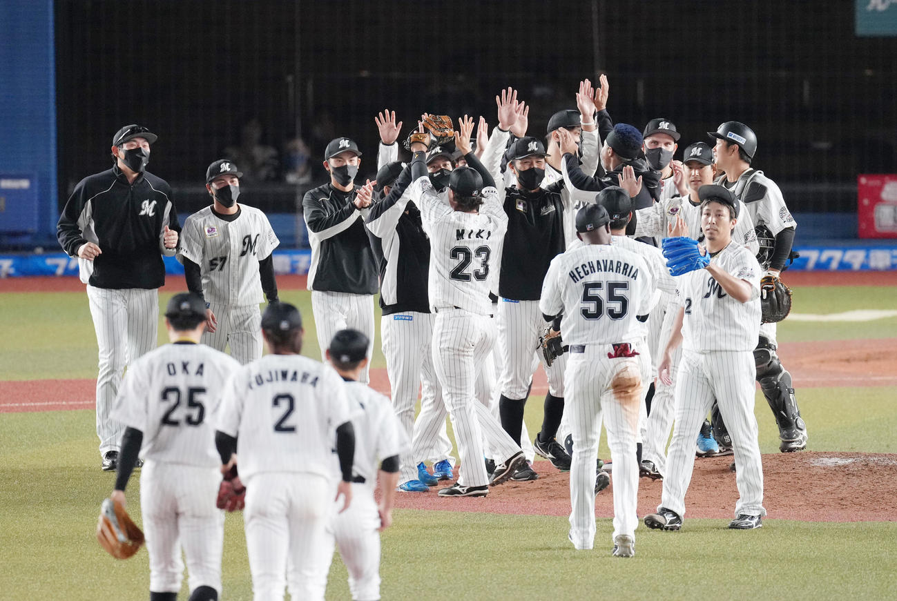 楽天を破りファイナルステージに進出し喜ぶロッテナイン（撮影・菅敏）
