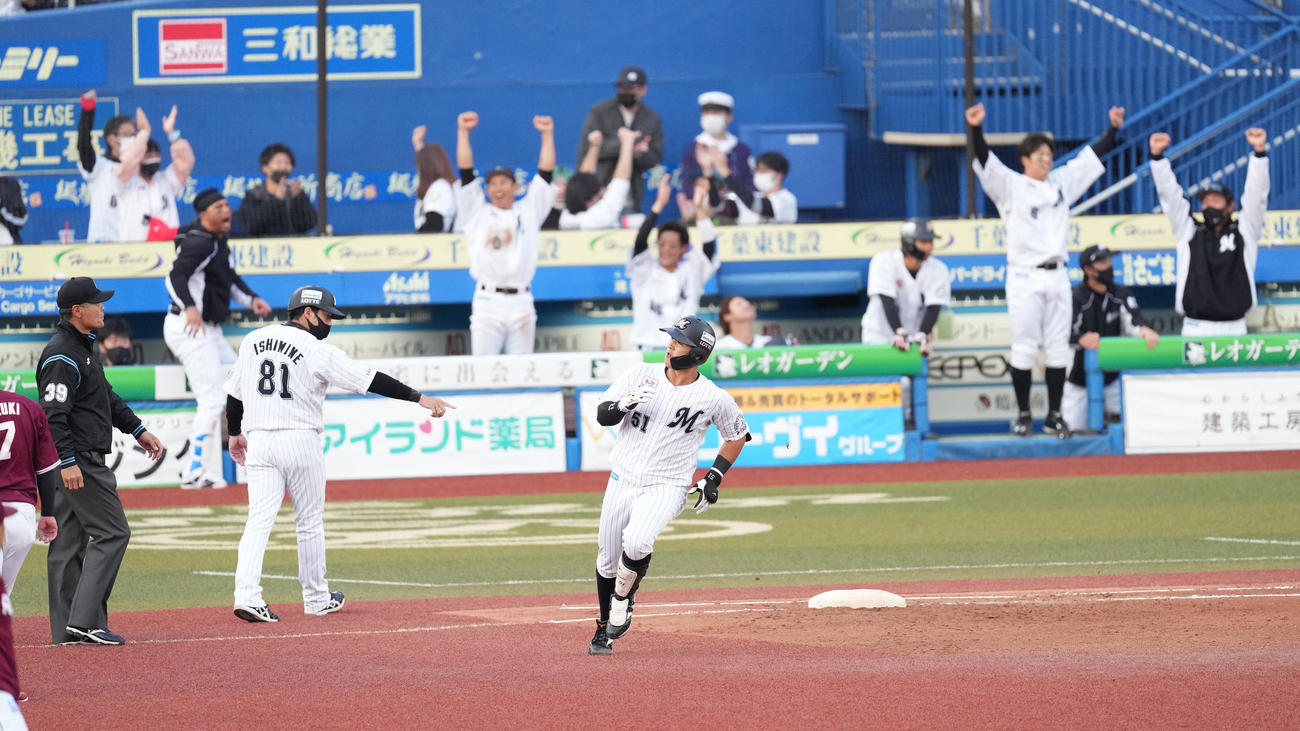 ロッテ対楽天　6回裏ロッテ1死、右越えに本塁打を放ち、一塁を駆け回る山口（撮影・菅敏）