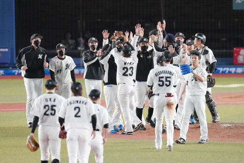 楽天を破りファイナルステージに進出し喜ぶロッテナイン（撮影・菅敏）