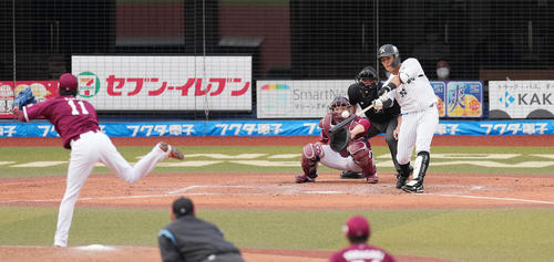 ロッテ対楽天　4回裏ロッテ1死一塁、左へ同点の適時二塁打を放つ山口。投手は岸（撮影・菅敏）