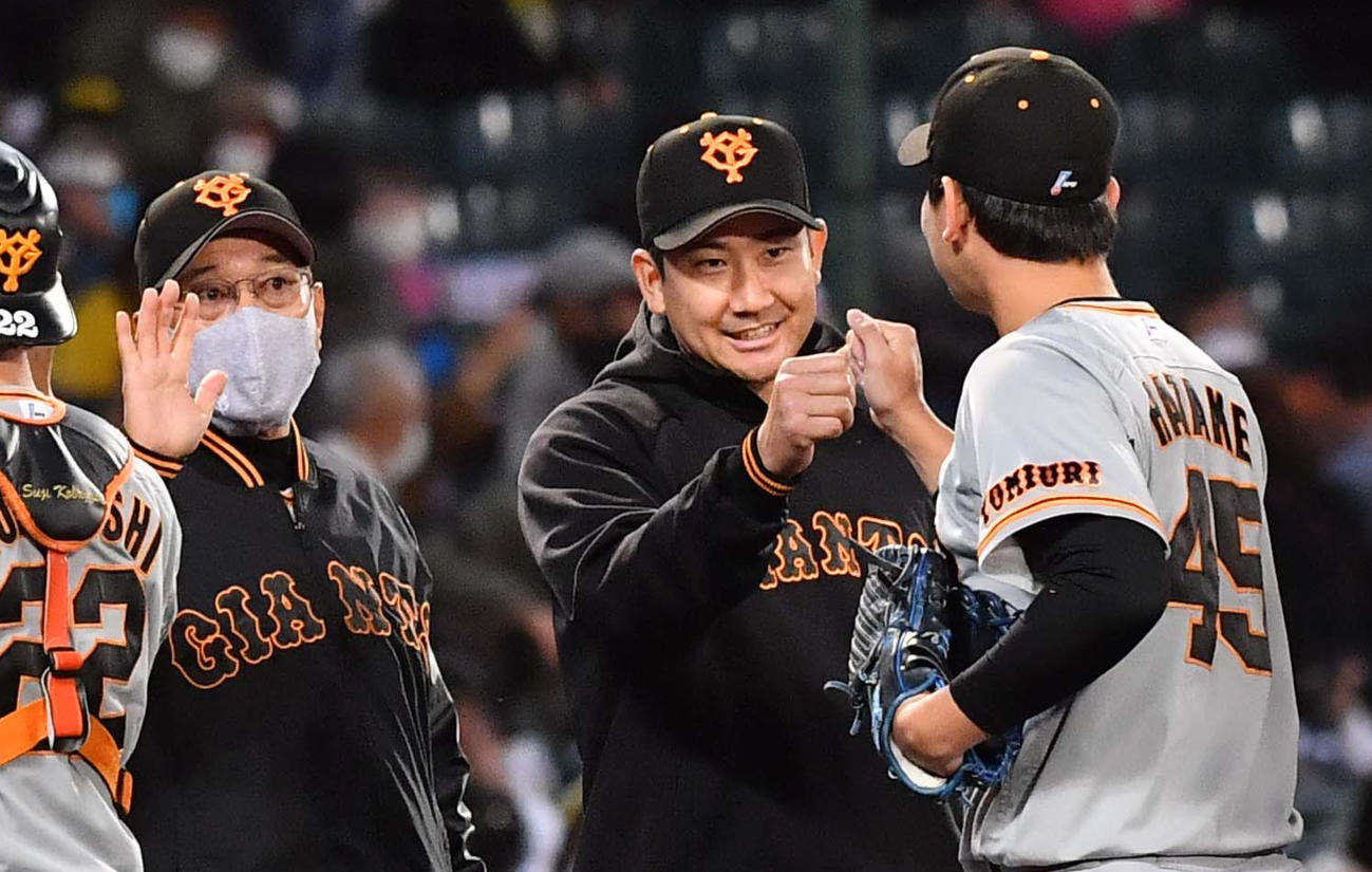 阪神に勝利しナインとハイタッチして喜ぶ菅野（右から2人目）と原監督（撮影・上田博志）