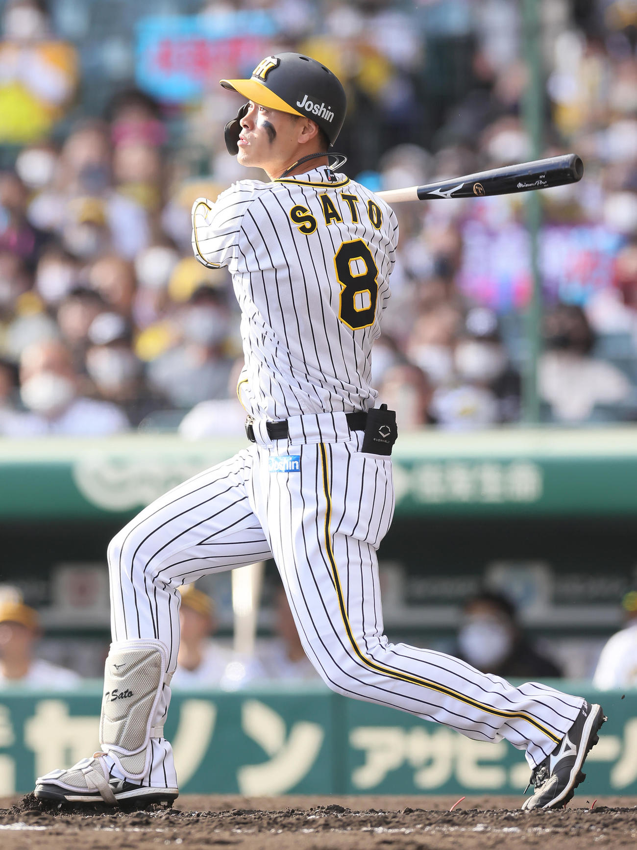 阪神対巨人　2回裏阪神1死二塁、佐藤輝は適時二塁打を放つ（撮影・足立雅史）