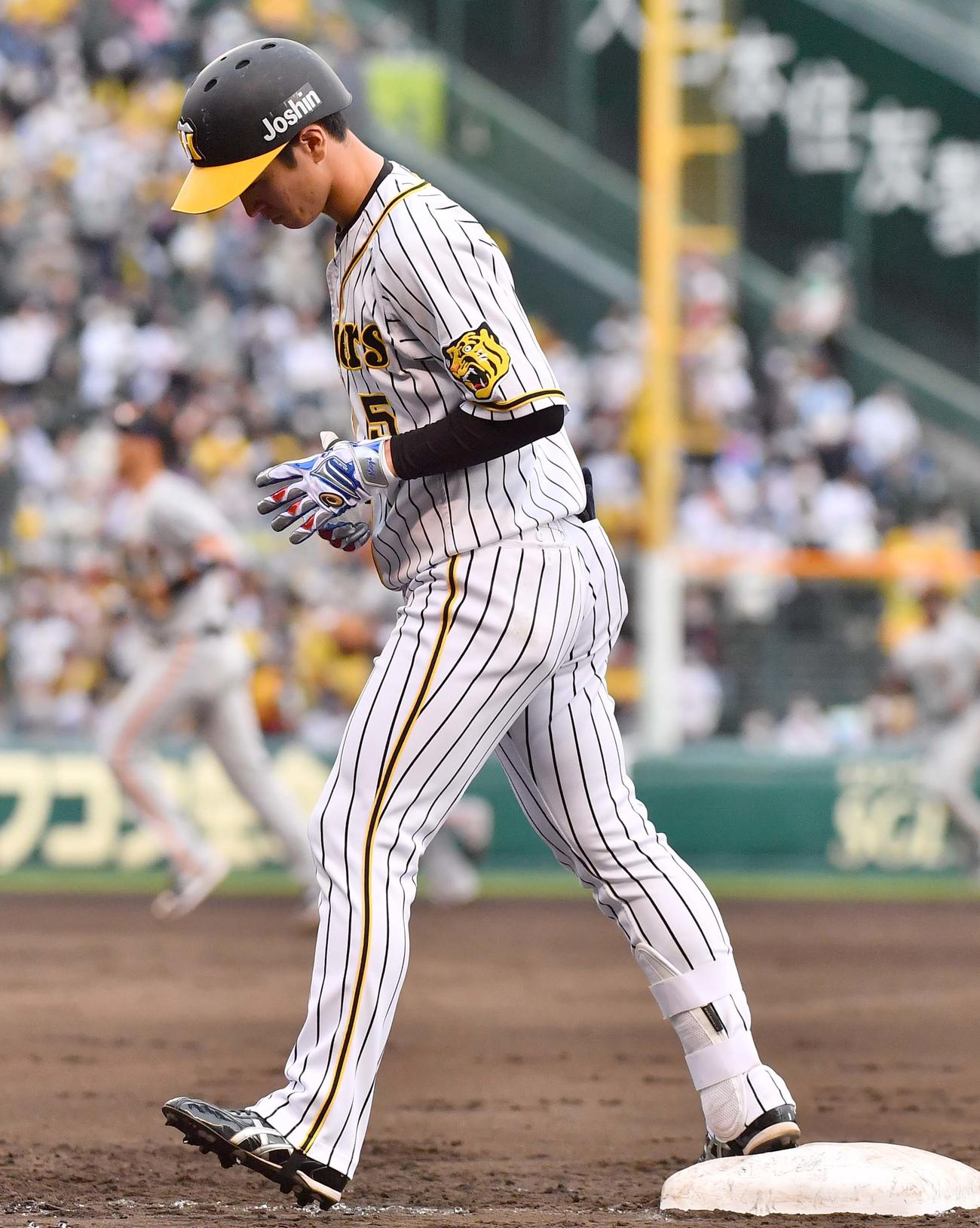阪神対巨人　6回裏阪神2死二、三塁、遊飛に倒れる近本（撮影・上田博志）