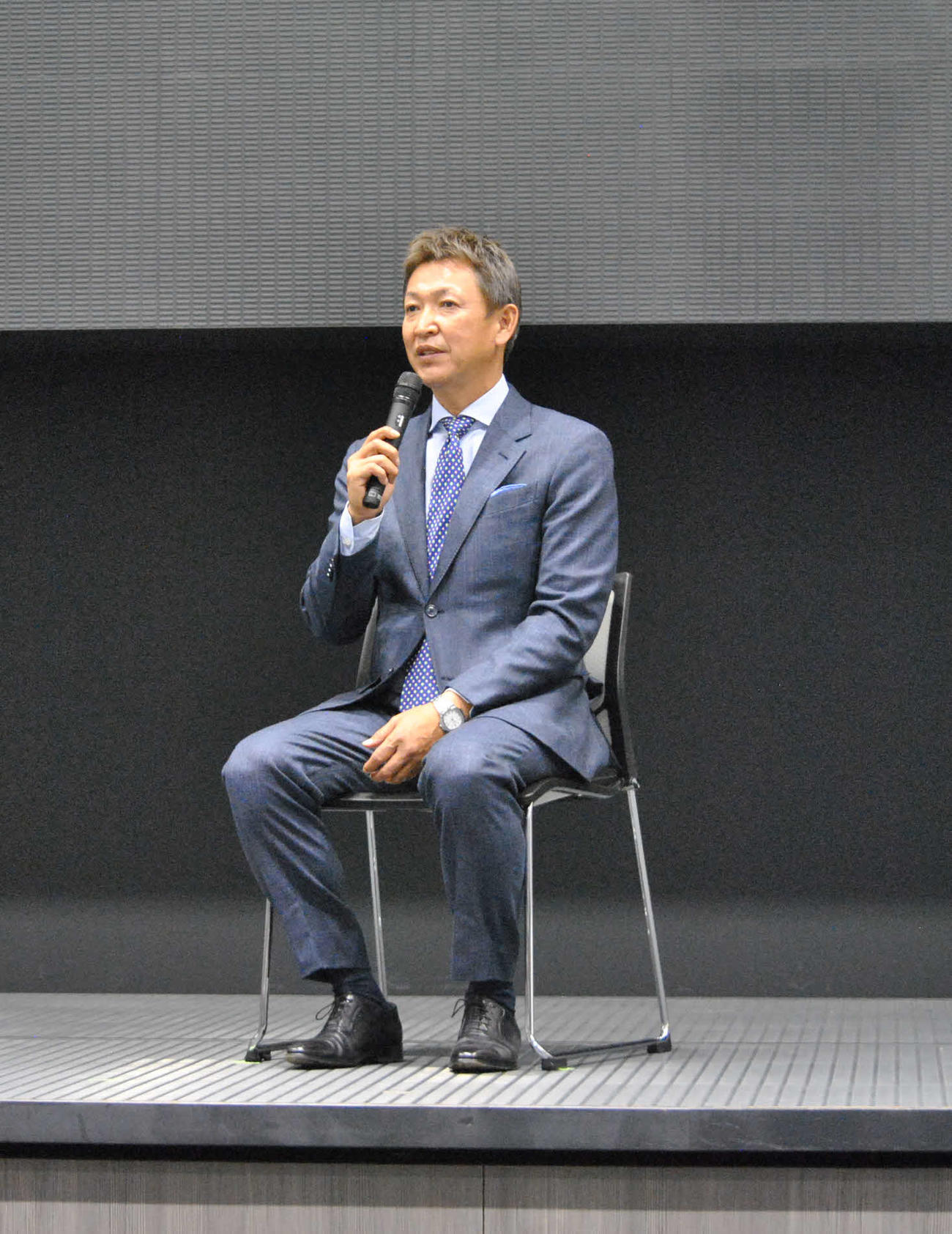 愛知県歯科医師会館でのイベント「ウエルネス8020」で講演する中日立浪新監督