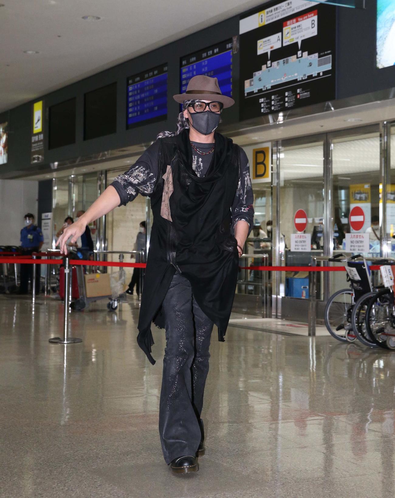 沖縄・那覇空港に到着した日本ハム新庄剛志監督（撮影・黒川智章）