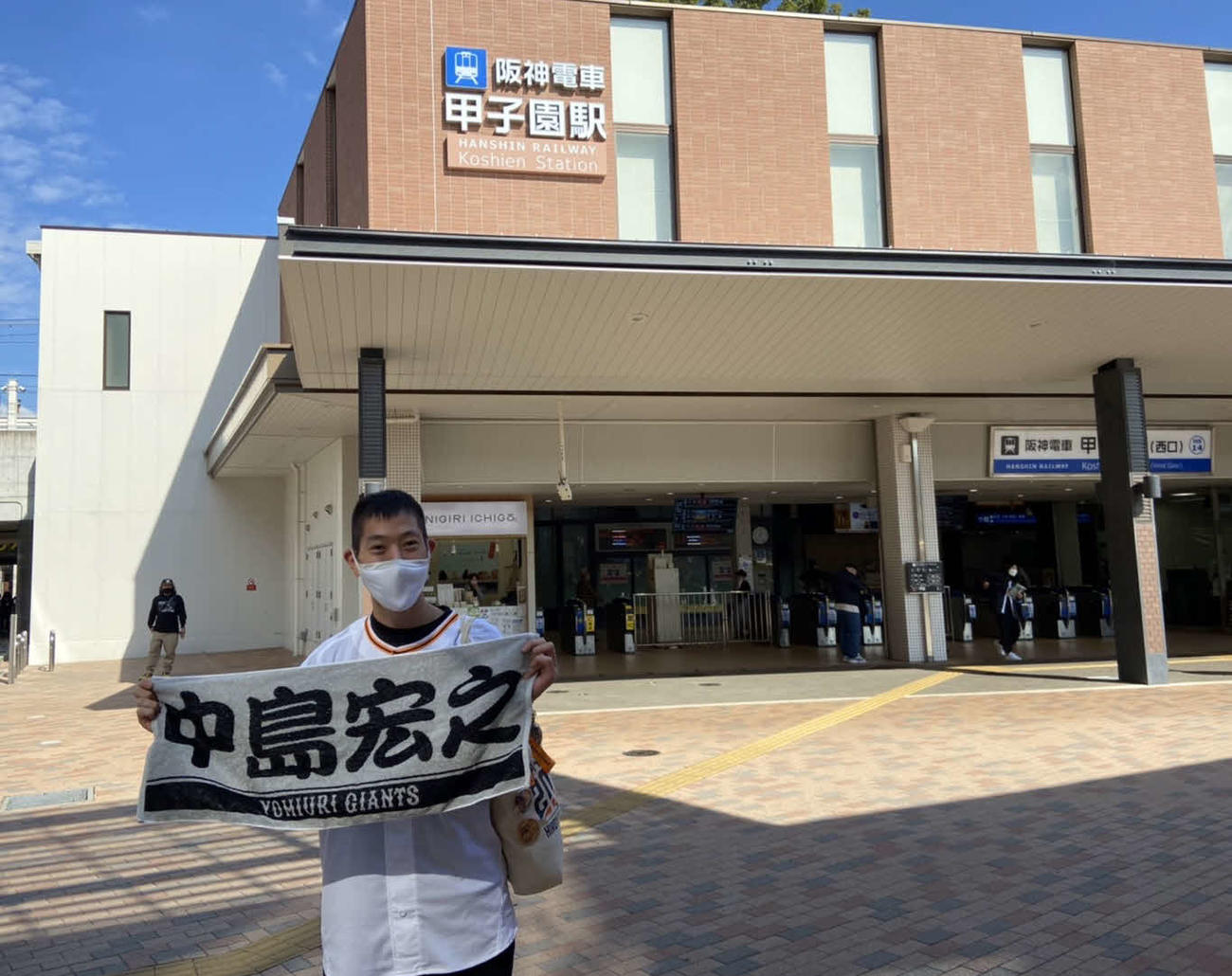 CSファーストステージ第2戦を観戦する巨人ファンの諸橋さん（撮影・小早川宗一郎）