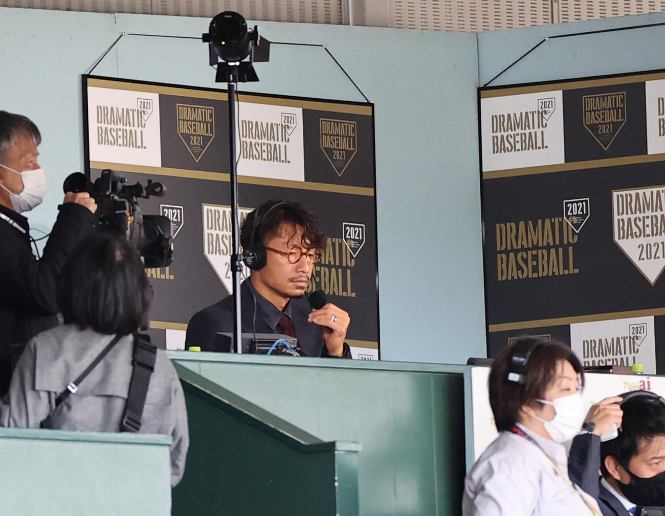 CSファーストステージ阪神対巨人　テレビのスペシャルゲストで甲子園にやって来た鳥谷（撮影・清水貴仁）