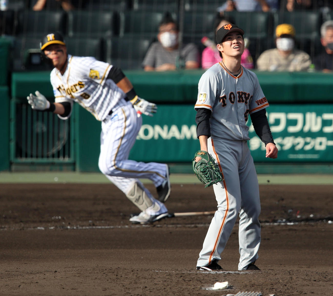 阪神対巨人　2回裏阪神1死二塁、高橋は佐藤輝に中越え適時二塁打を打たれ失点（撮影・加藤哉）