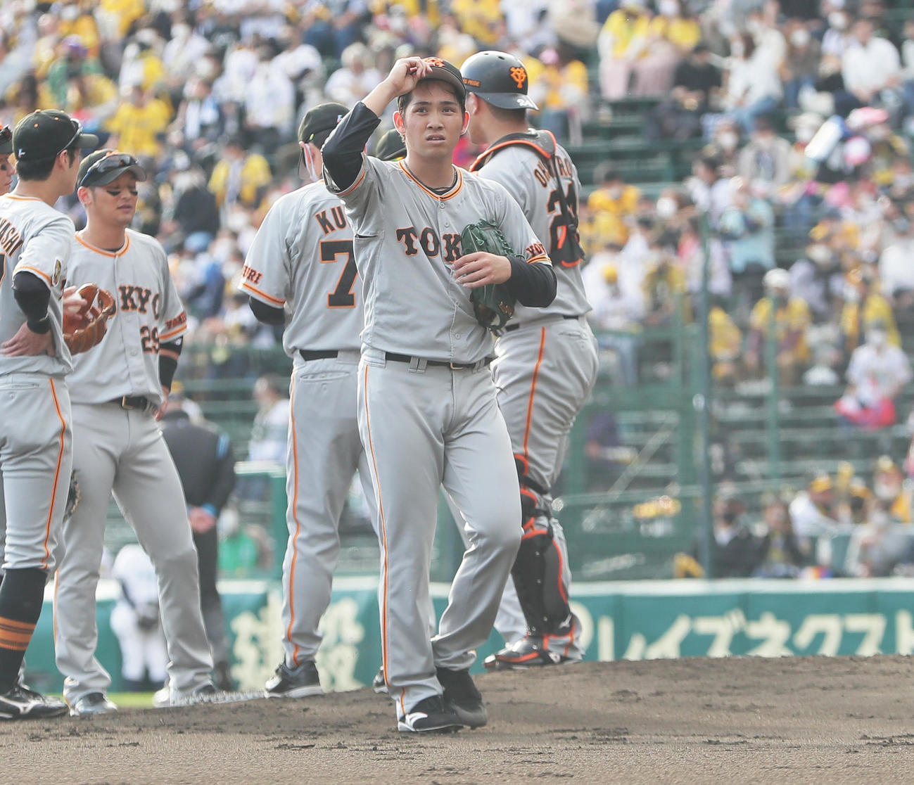 阪神対巨人　2回途中降板する巨人高橋（撮影・足立雅史）