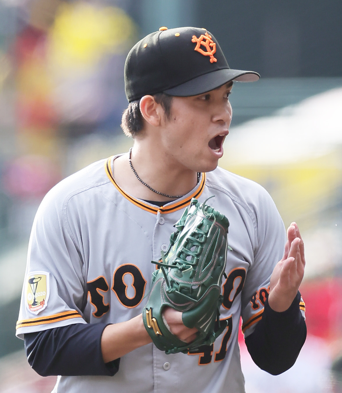 阪神対巨人　1回裏阪神2死一、三塁、大山を空振り三振に仕留め雄たけびを上げる高橋（撮影・足立雅史）