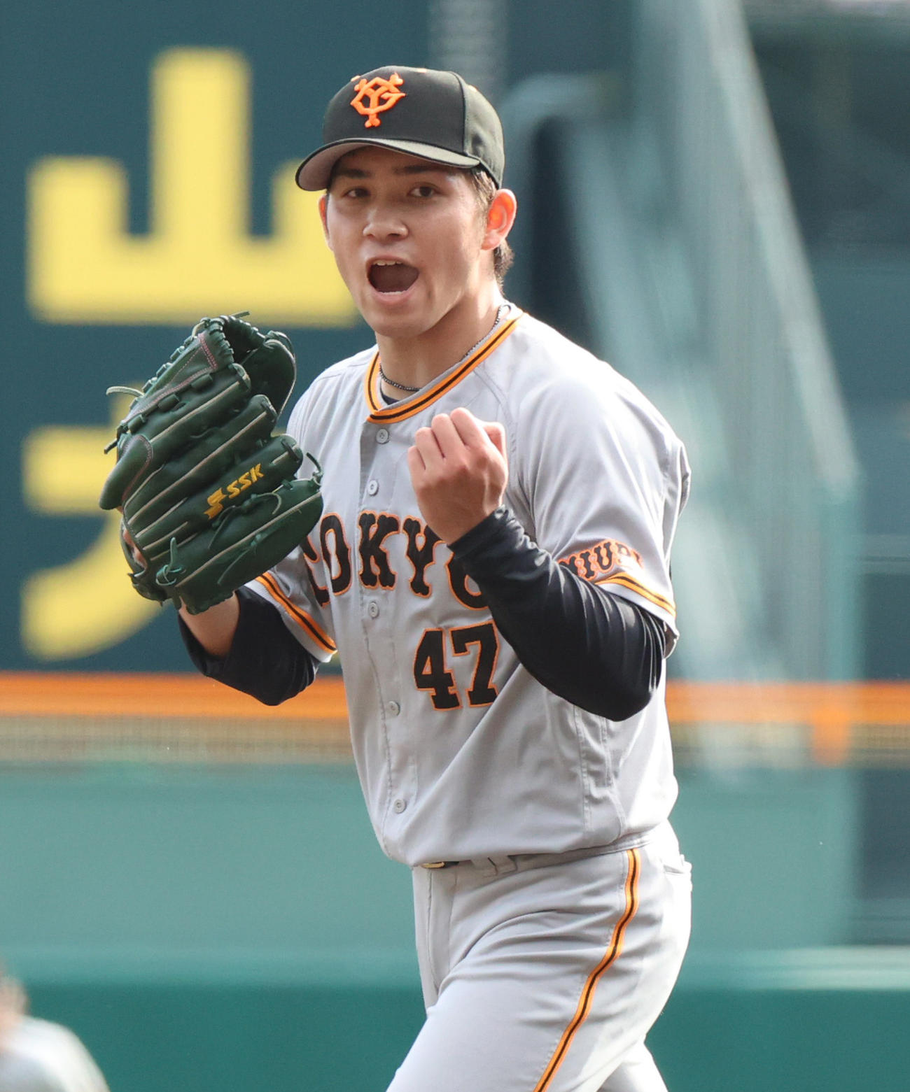 CSファーストステージ阪神対巨人　1回裏阪神2死一、三塁、大山を三振に切る巨人高橋（撮影・清水貴仁）