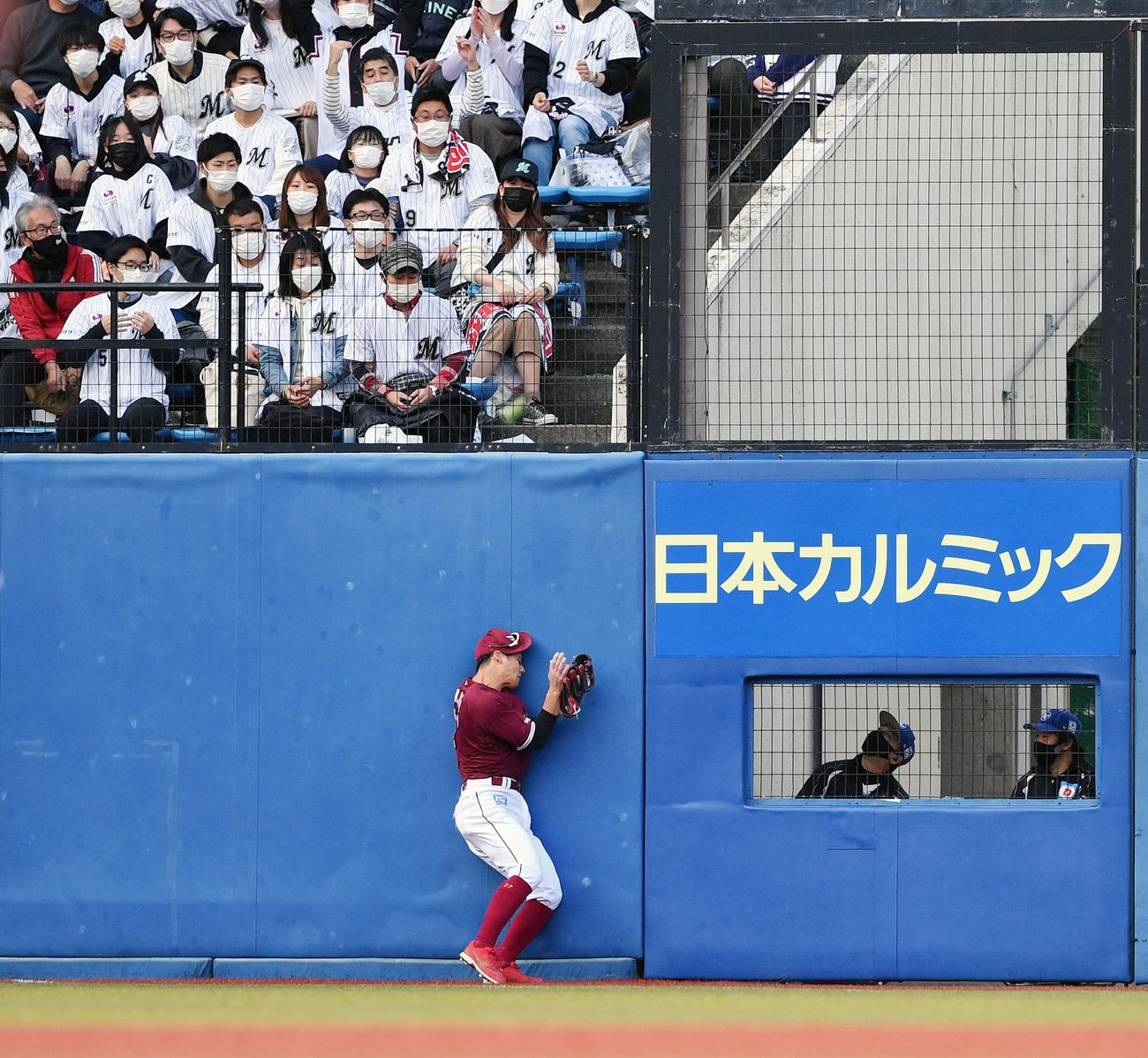 ロッテ対楽天　２回裏ロッテ２死二塁、加藤の右邪飛を捕球しフェンスにぶつかる岡島（撮影・滝沢徹郎）