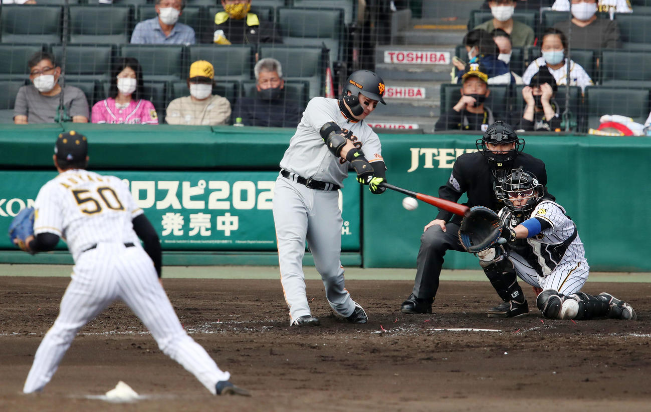 阪神対巨人　3回表巨人2死満塁、丸は右前適時打を放つ。投手青柳（撮影・加藤哉）