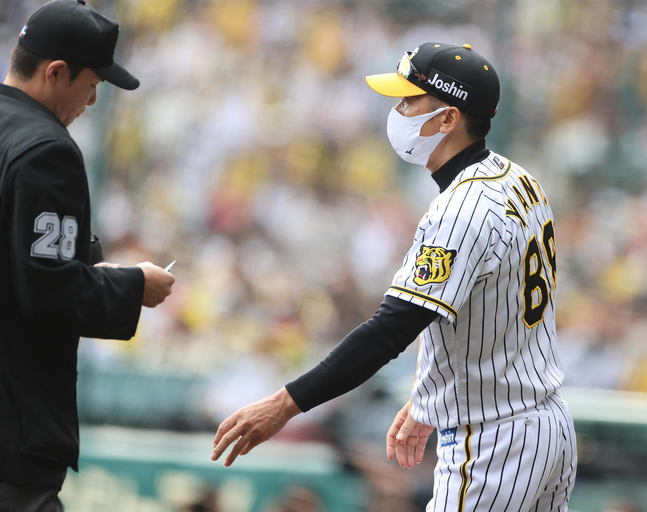 CSファーストステージ阪神対巨人　3回表巨人2死一、三塁、先発青柳の交代を告げる阪神矢野監督（撮影・清水貴仁）