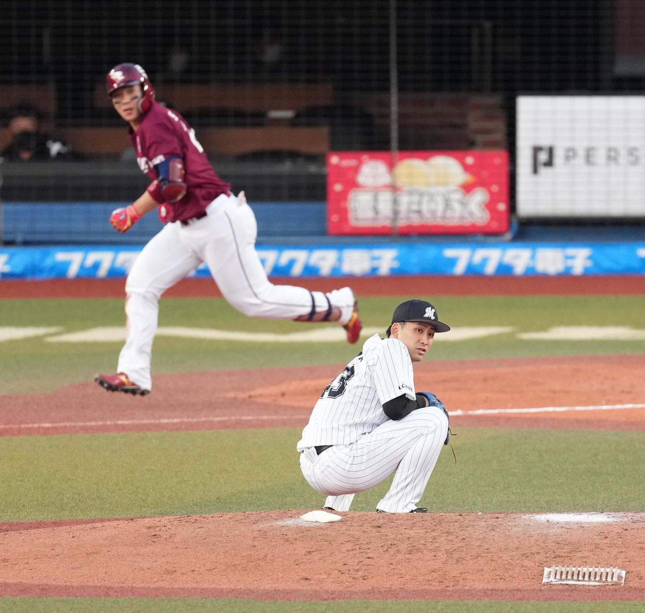 ロッテ対楽天　7回表楽天無死、炭谷に同点の本塁打を打たれる小島（撮影・菅敏）