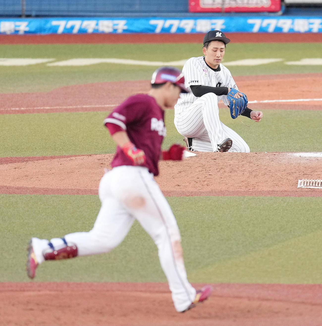 ロッテ対楽天　7回表楽天無死、炭谷に同点の本塁打を打たれ、うなだれる小島（撮影・菅敏）
