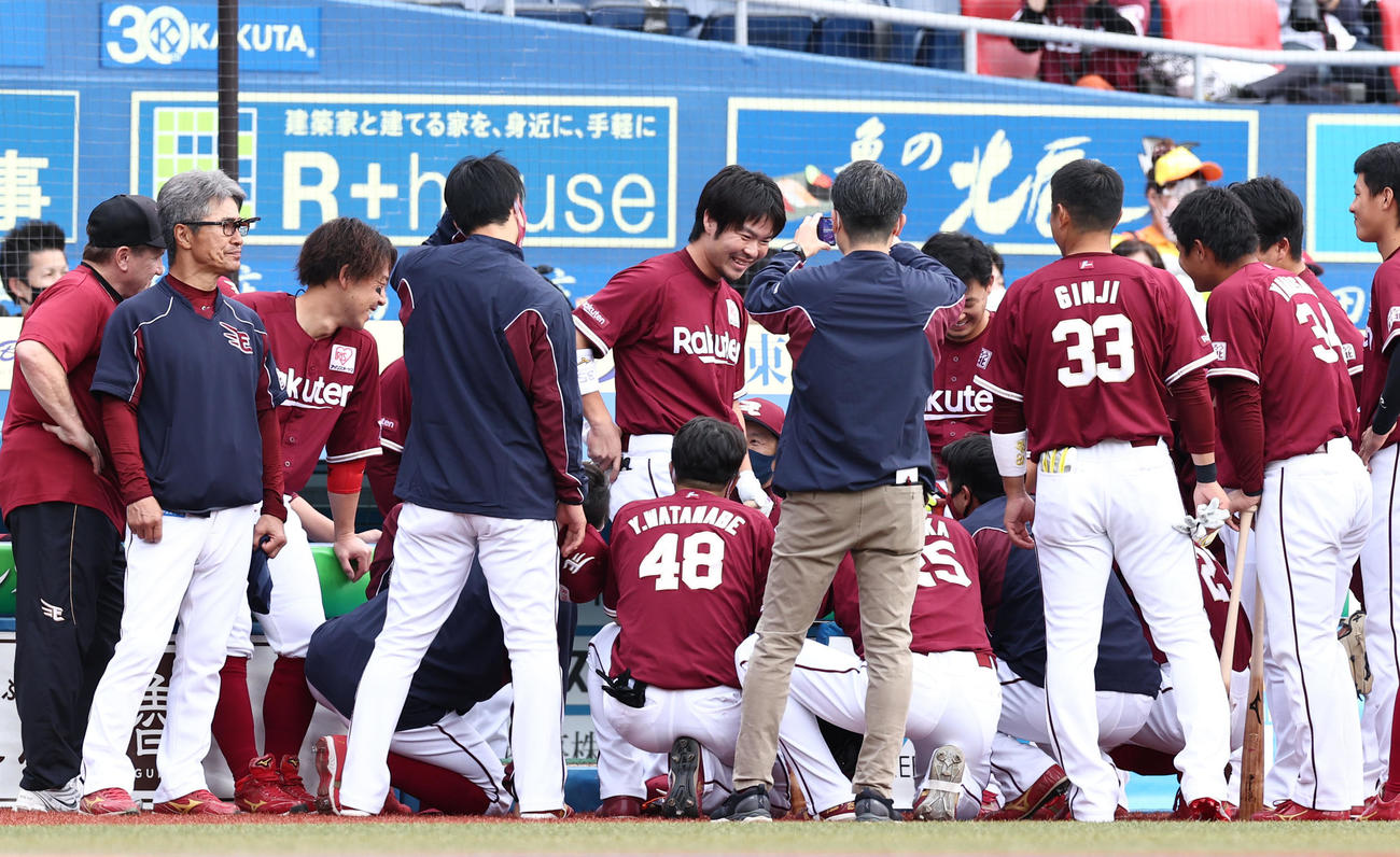 ロッテ対楽天　試合前、島内（中央）のかけ声で円陣を組む楽天ナイン（撮影・垰建太）