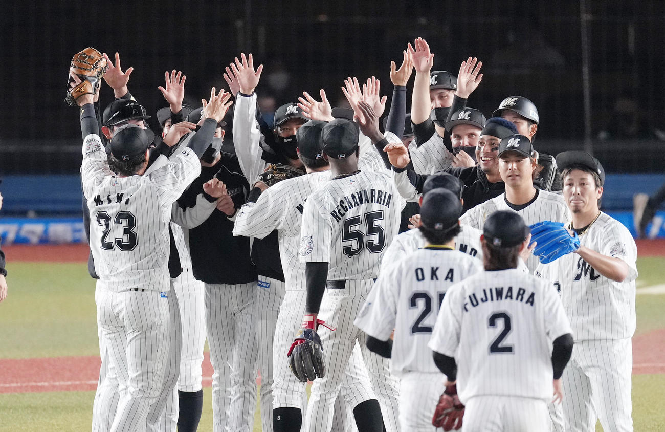楽天を破りファイナルステージに進出し喜ぶロッテナイン（撮影・菅敏）