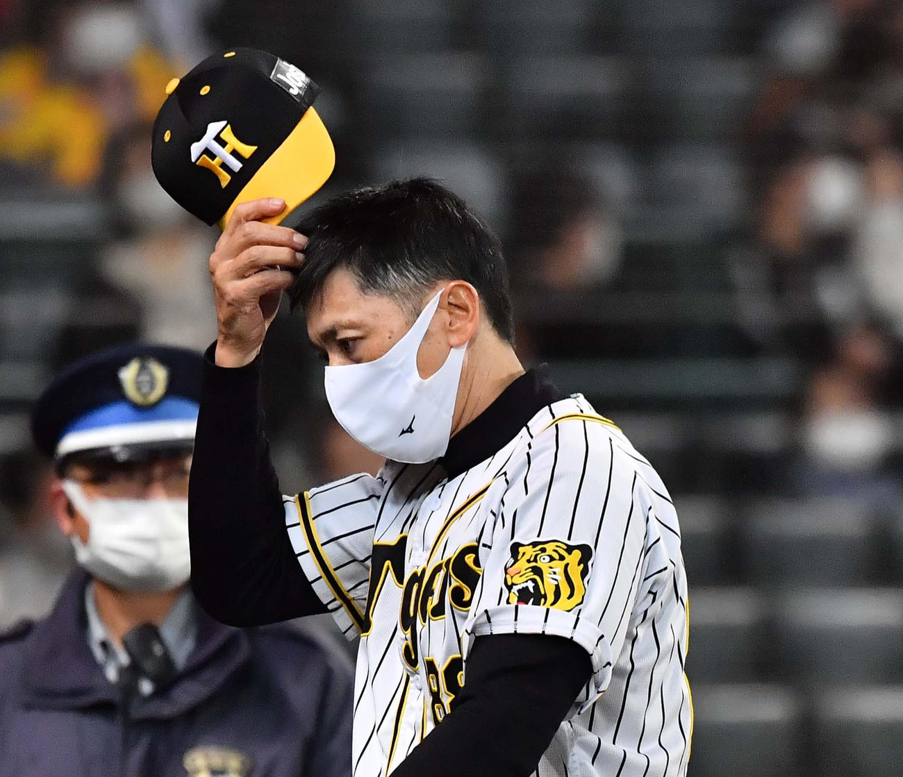 シーズンを終えた矢野監督は肩を落としてベンチに引き揚げる（撮影・上田博志）