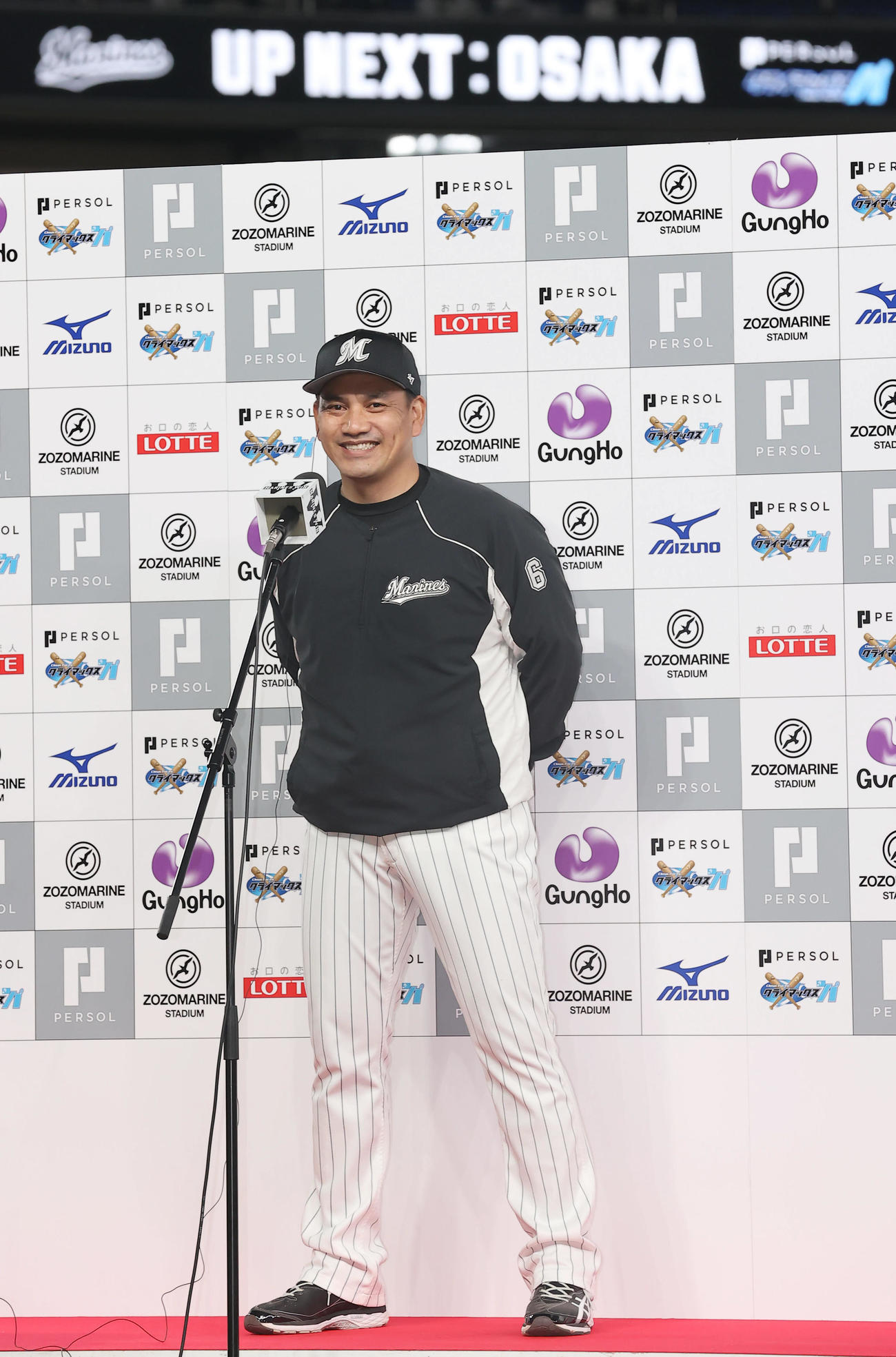 ロッテ対楽天　楽天と引き分けファイナルステージ進出を決めたロッテ井口監督はお立ち台で笑顔を見せる（撮影・垰建太）
