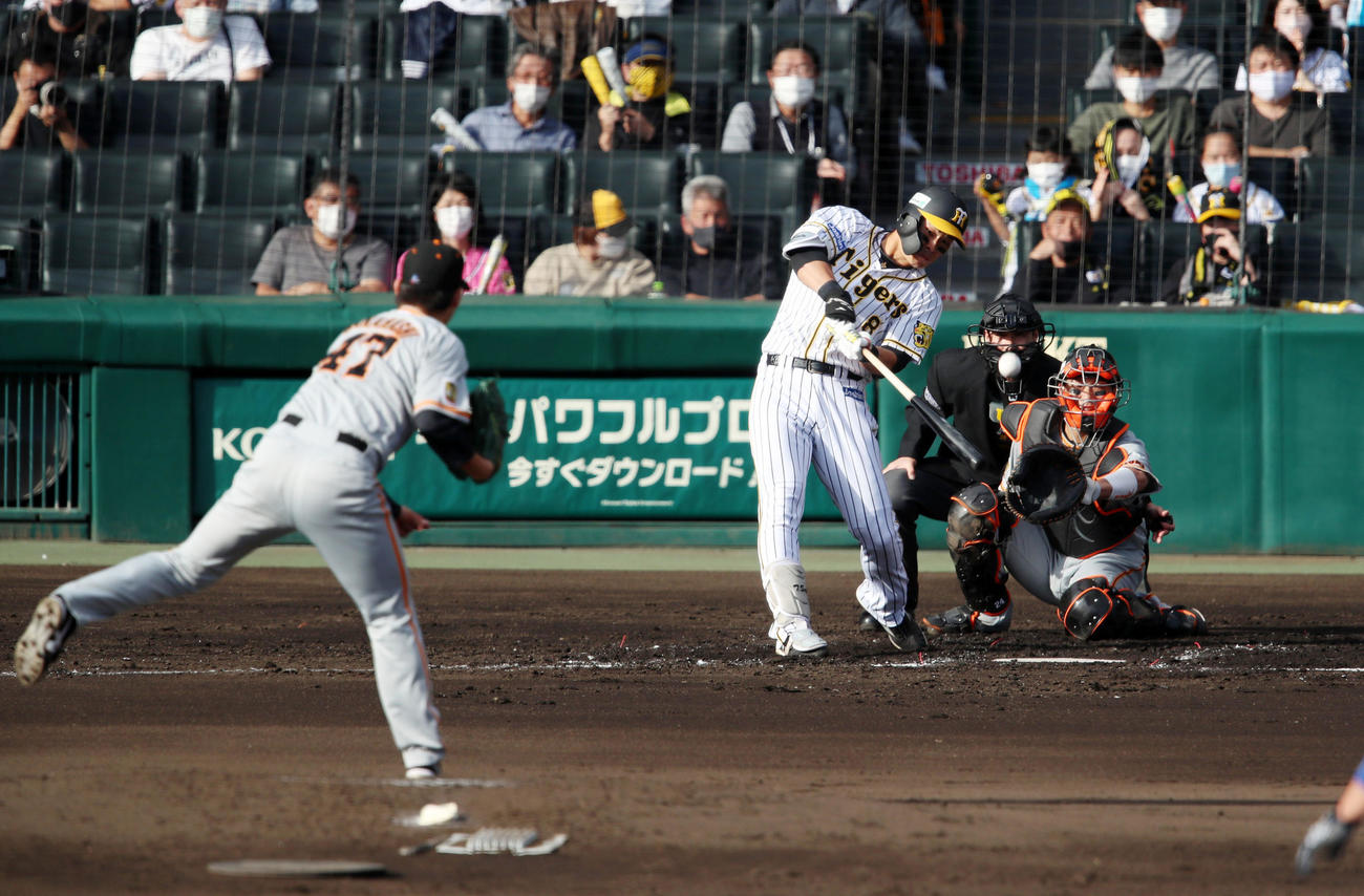 阪神対巨人　2回裏阪神1死二塁、佐藤輝は左中間を破る適時二塁打を放つ。投手高橋優（撮影・加藤哉）