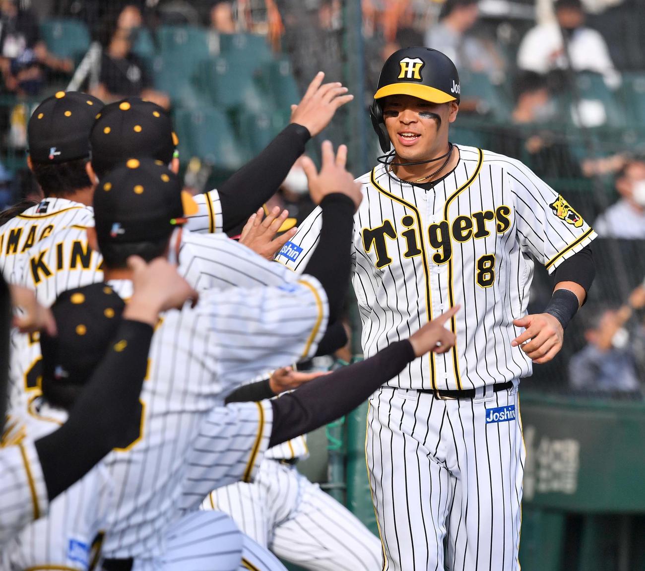阪神対巨人　2回裏阪神2死一、三塁、中野の適時打で生還し笑顔を見せる佐藤輝（撮影・上田博志）