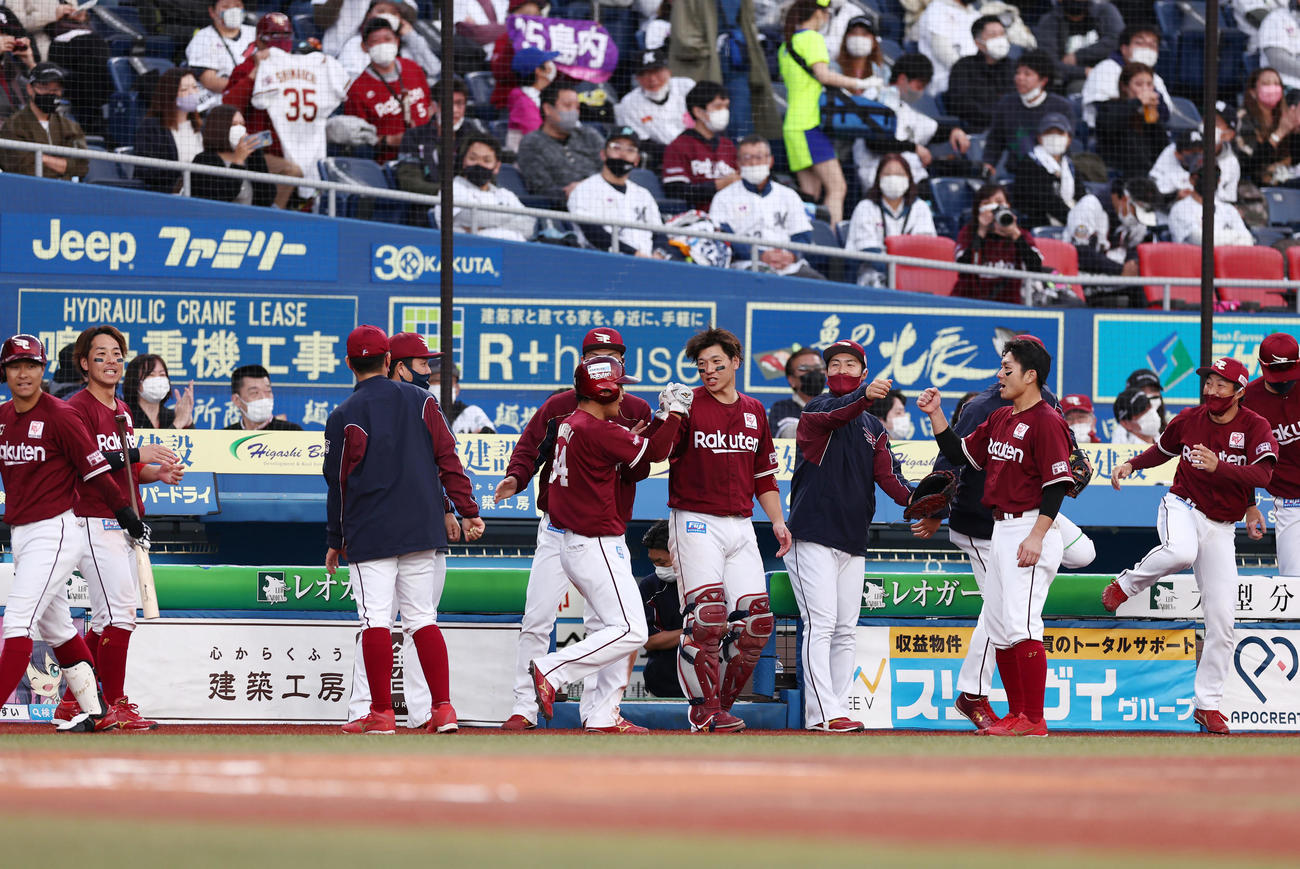 ロッテ対楽天　7回表楽天1死一、三塁、島内の適時打で生還した山崎剛（中央左）を笑顔で出迎える炭谷（同右）らナイン（撮影・垰建太）
