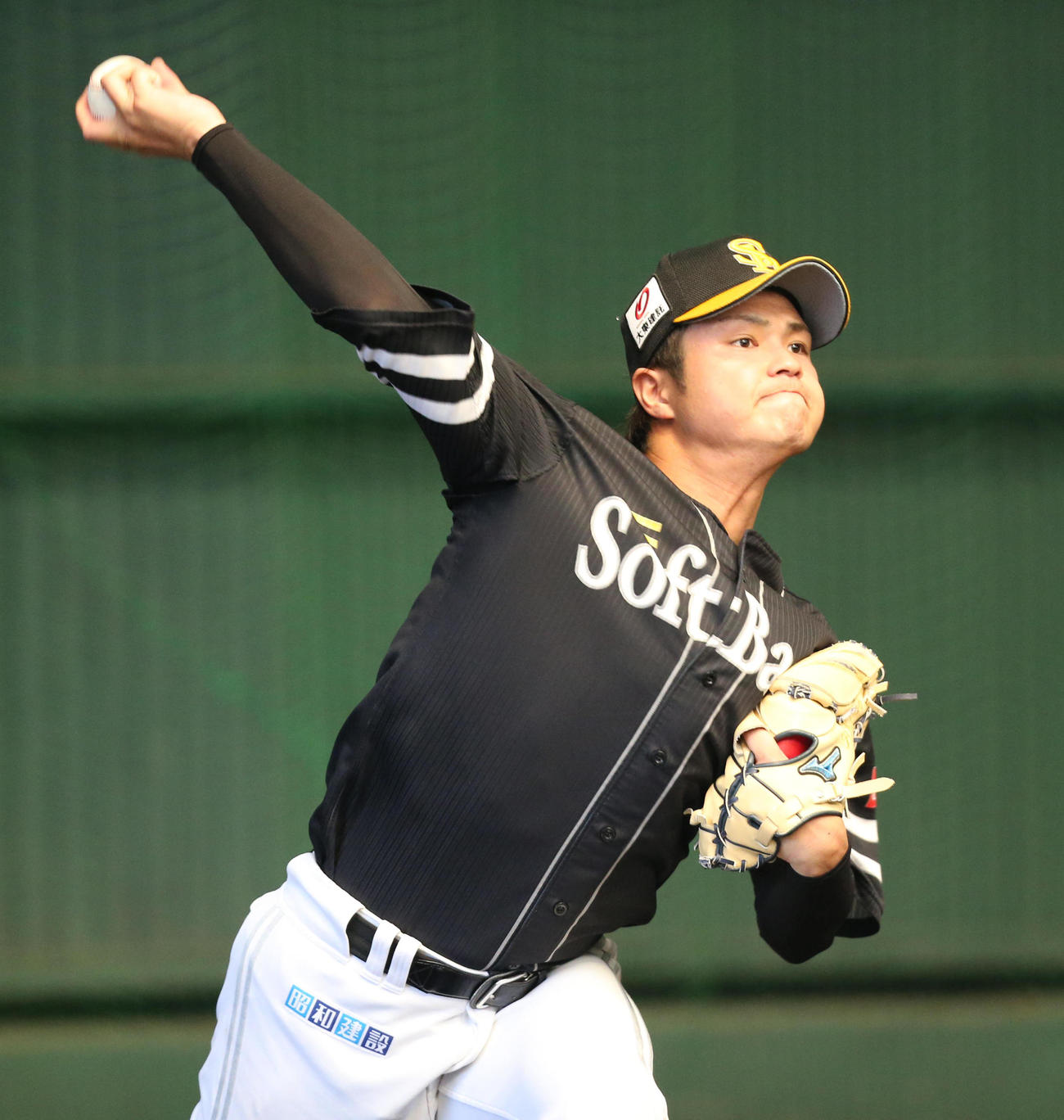 ブルペンに入った甲斐野央は力強く投げ込む（撮影・梅根麻紀）