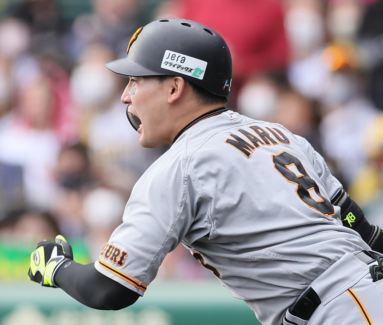 阪神対巨人　3回表巨人2死満塁、右前2点適時打を放ち雄たけびを上げる丸（撮影・足立雅史）