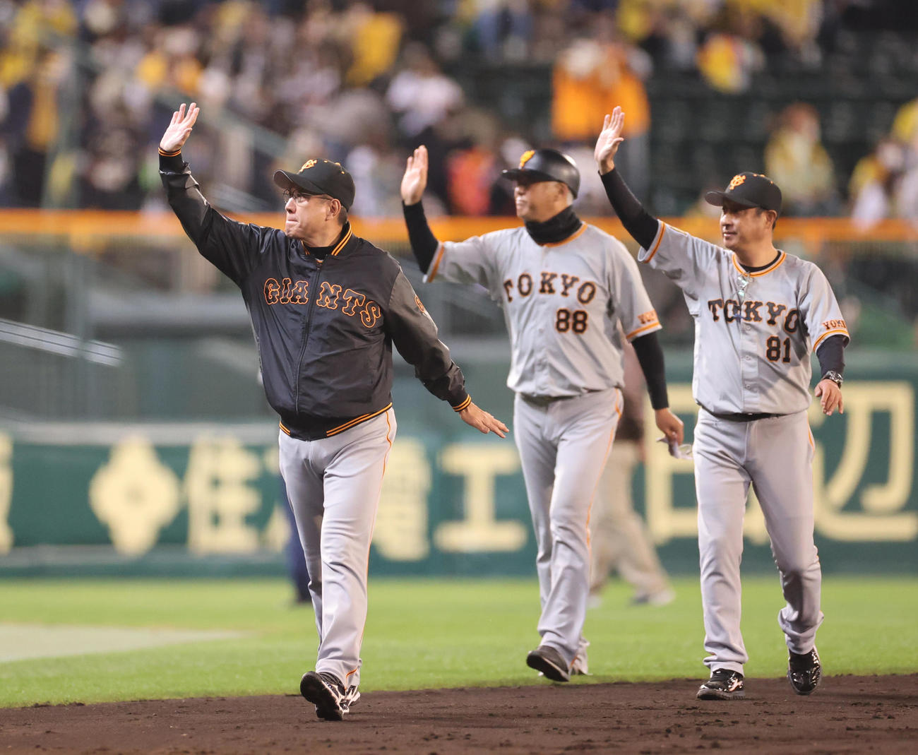 CSファーストステージ阪神対巨人　CSファーストステージを突破しファンに手を振る巨人原監督（撮影・清水貴仁）