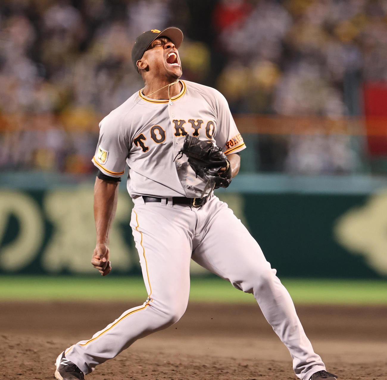 阪神対巨人　9回裏阪神2死一、二塁、ロハス・ジュニアを三振に切り雄たけびをあげる巨人ビエイラ（撮影・清水貴仁）