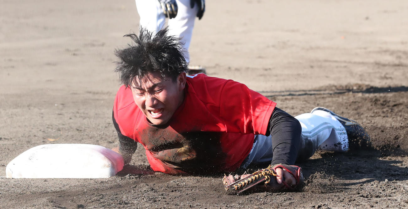 特守で藤本博史監督のノックを受ける野村大樹（撮影・梅根麻紀）
