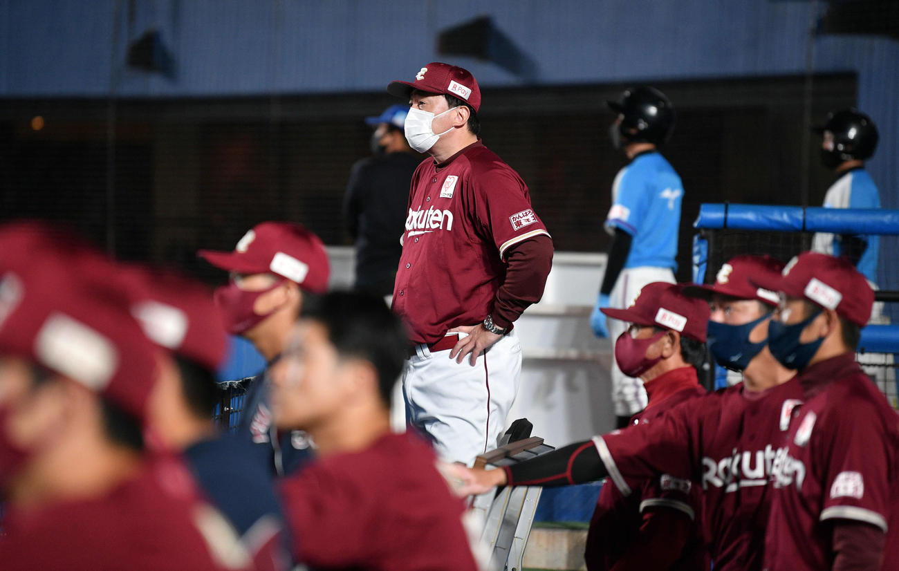 ファイナルステージ進出を逃しぼう然とグラウンドを見つめる楽天石井GM兼監督（中央奥）ら（撮影・滝沢徹郎）