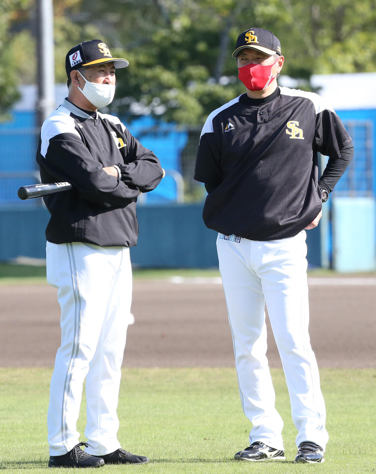 斎藤学投手コーチ（左）と話をする小久保裕紀2軍監督（撮影・梅根麻紀）