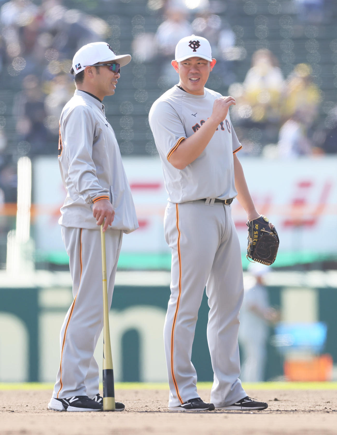 阪神対巨人　練習中、会話を交わす巨人の阿部作戦コーチ（左）と山口（撮影・足立雅史）