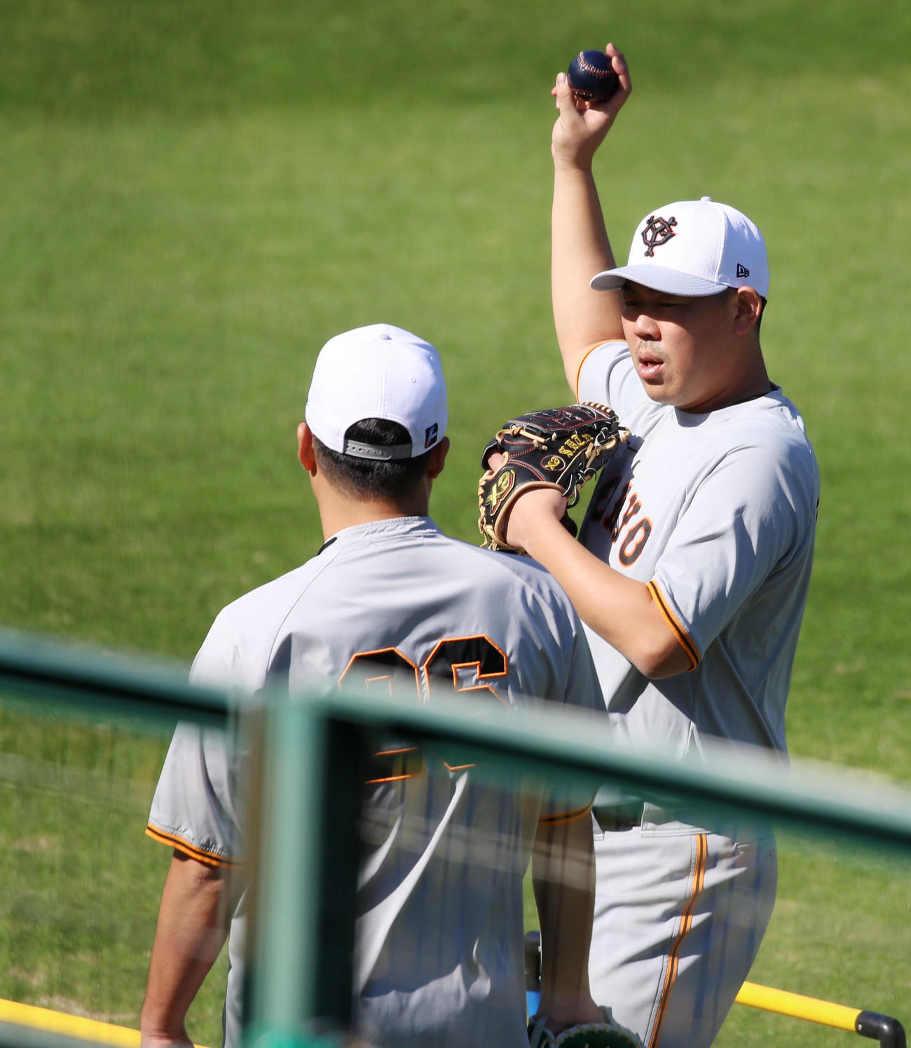 阪神対巨人　今村（左）と話す山口（撮影・加藤哉）