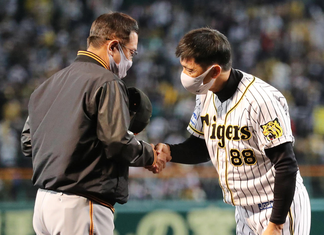 試合を終え握手を交わす巨人原監督（左）と阪神矢野監督（撮影・清水貴仁）