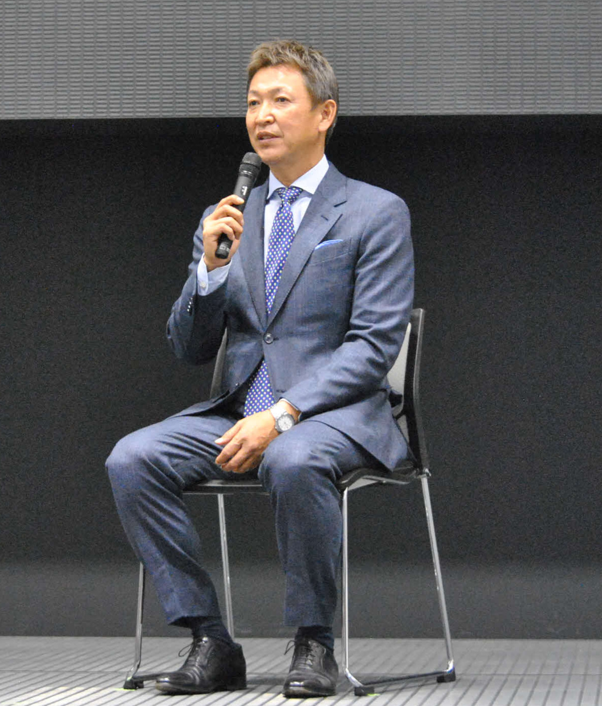 愛知県歯科医師会館でのイベント「ウエルネス8020」で講演する中日立浪新監督