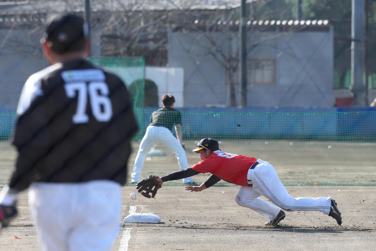 特守で藤本博史監督のノックを受ける野村大樹（撮影・梅根麻紀）