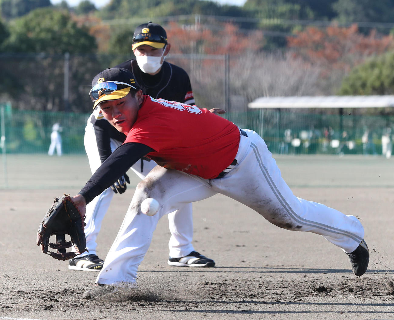 特守で藤本博史監督のノックを受ける野村大樹（撮影・梅根麻紀）