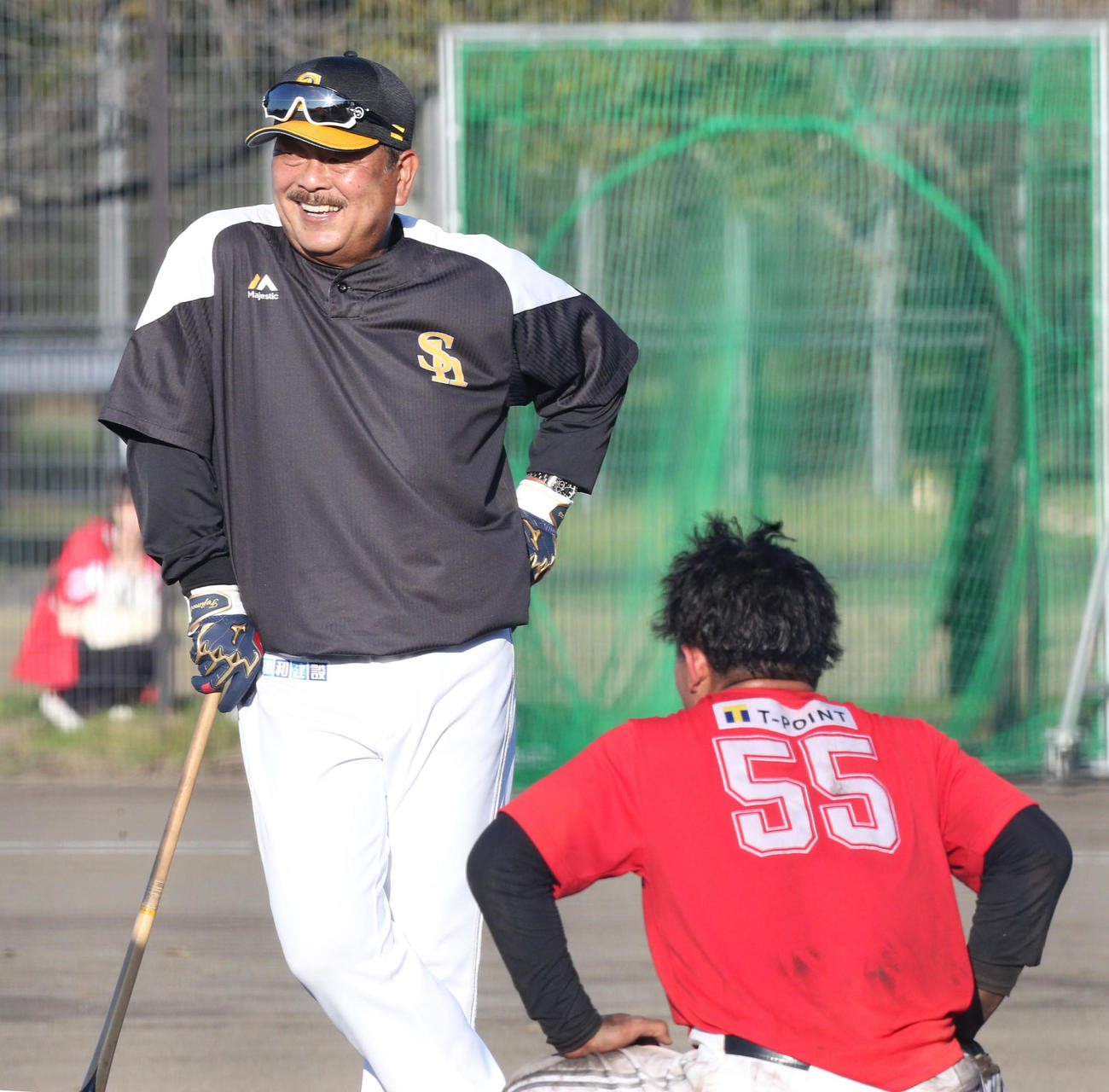 特守のノックを終えた野村大樹に話かける藤本博史監督（撮影・梅根麻紀）