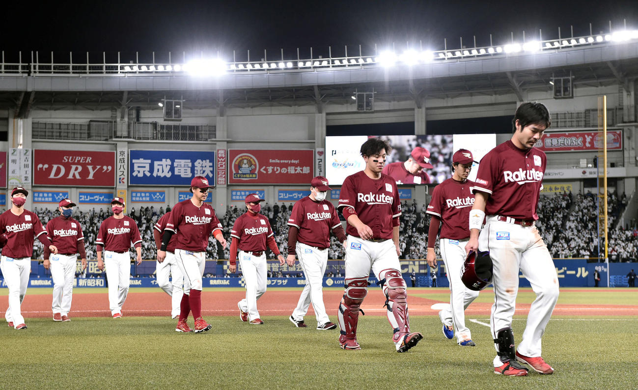 ロッテ対楽天　試合後、ファンにあいさつし引き揚げる楽天ナイン（撮影・滝沢徹郎）