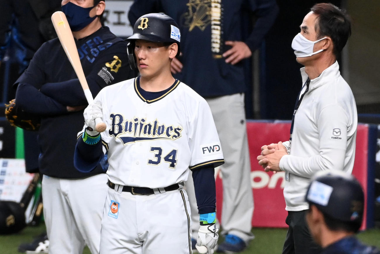 打撃練習後、長谷川シニアアドバイザー（右）と話す吉田正（撮影・前岡正明）
