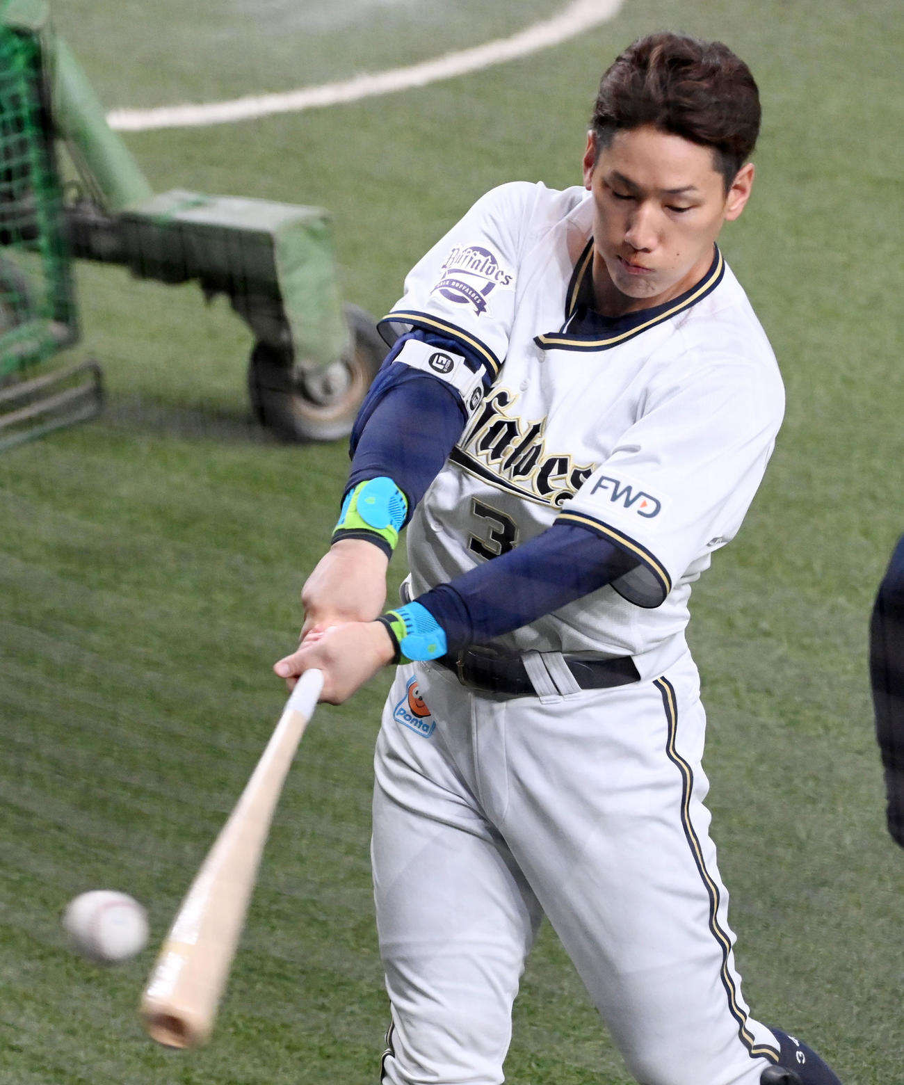 ティー打撃を行う吉田正（撮影・前岡正明）