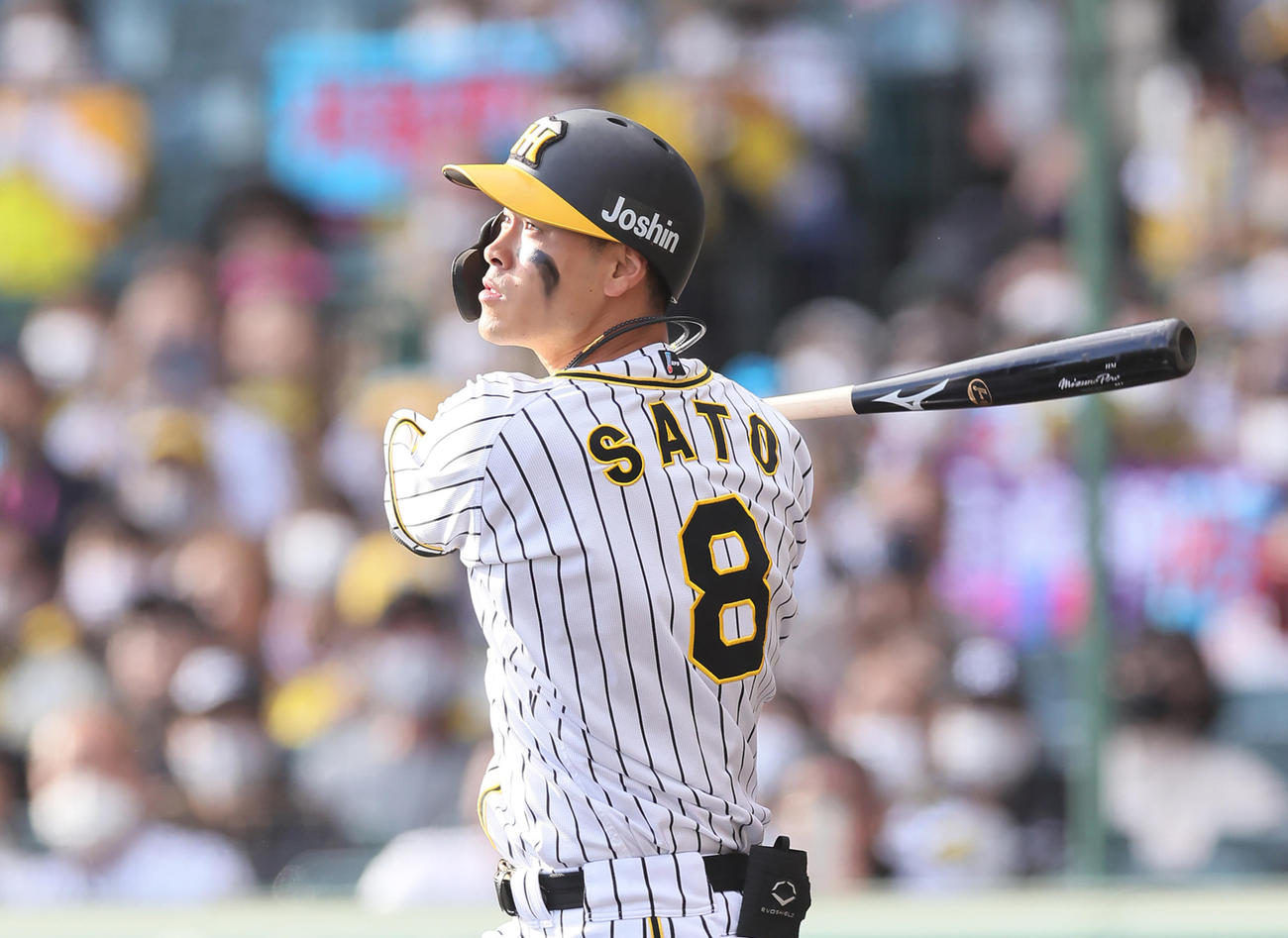 阪神対巨人　2回裏阪神1死二塁、佐藤輝は適時二塁打を放つ（撮影・足立雅史）