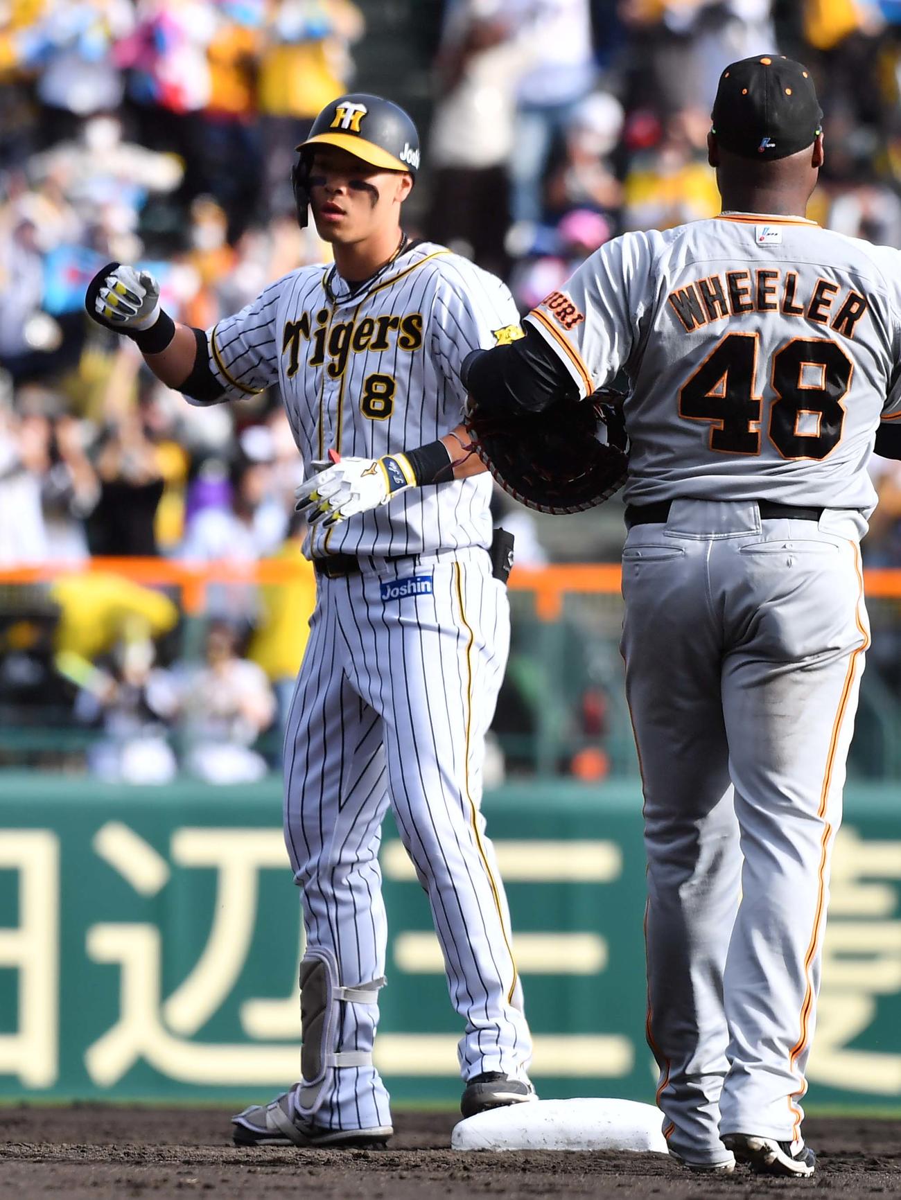 阪神対巨人　2回裏阪神1死二塁、左中間へ先制適時二塁打を放ちガッツポーズする佐藤輝（撮影・上田博志）
