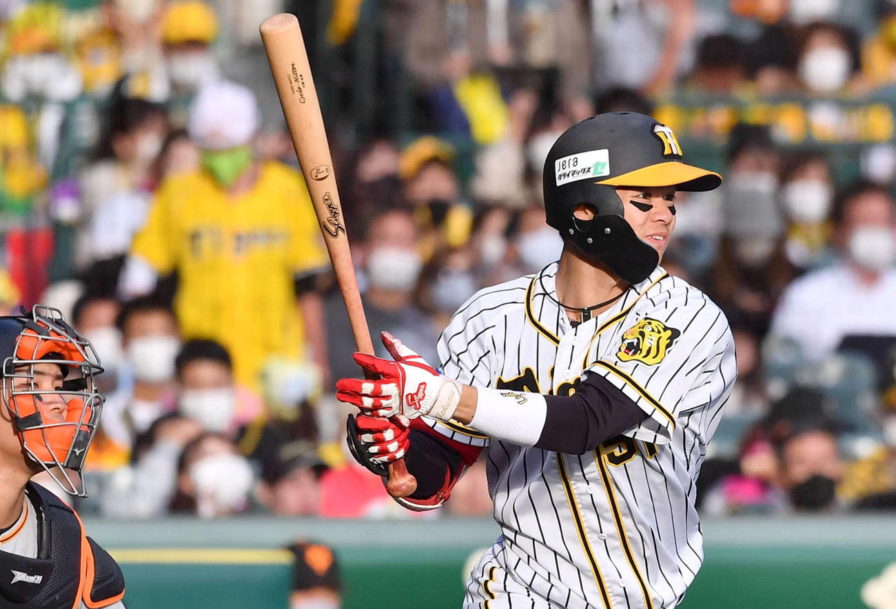 阪神対巨人　4回裏阪神2死一塁、右前安打を放つ中野（撮影・上田博志）