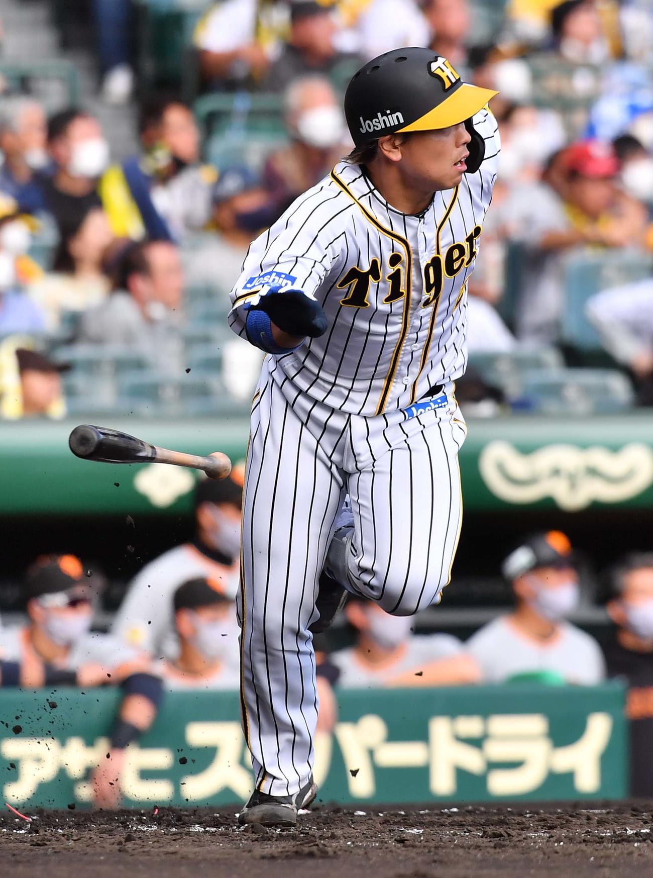 阪神対巨人　2回裏阪神1死、中越え二塁打を放つ梅野（撮影・上田博志）