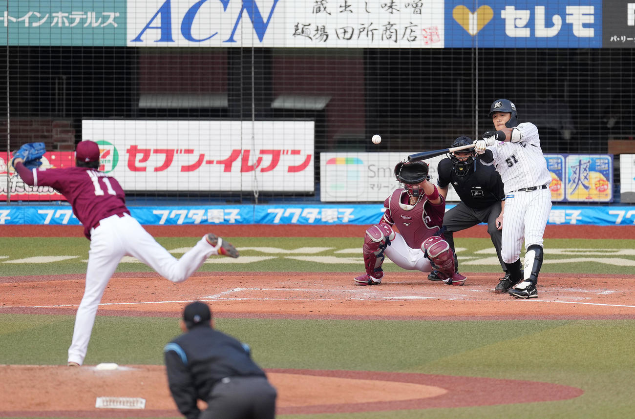 ロッテ対楽天　2回裏ロッテ無死一塁、岸から中前打を放つ山口（撮影・菅敏）