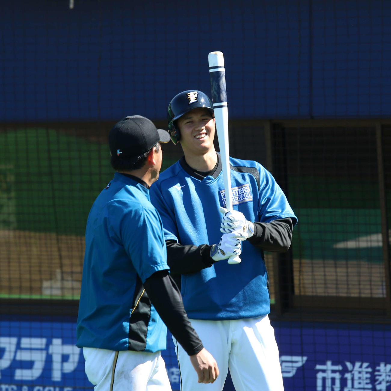 日本ハム時代の大谷翔平と会話する林孝哉2軍打撃コーチ（2017年3月7日撮影）